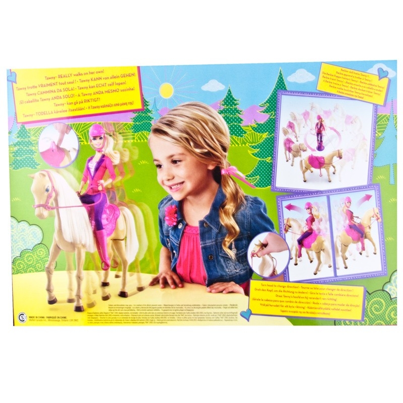 Barbie cavalière avec son cheval qui marche